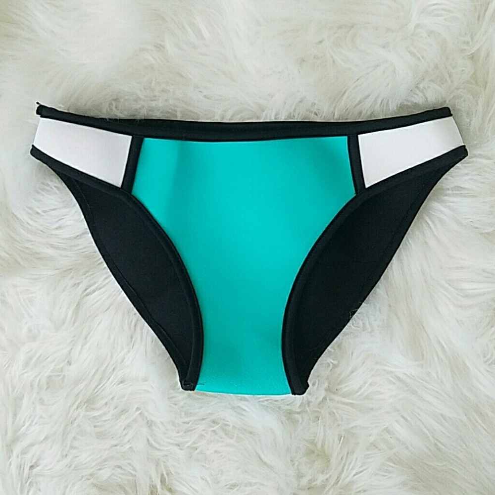 Bikini - Picture 2 of 6